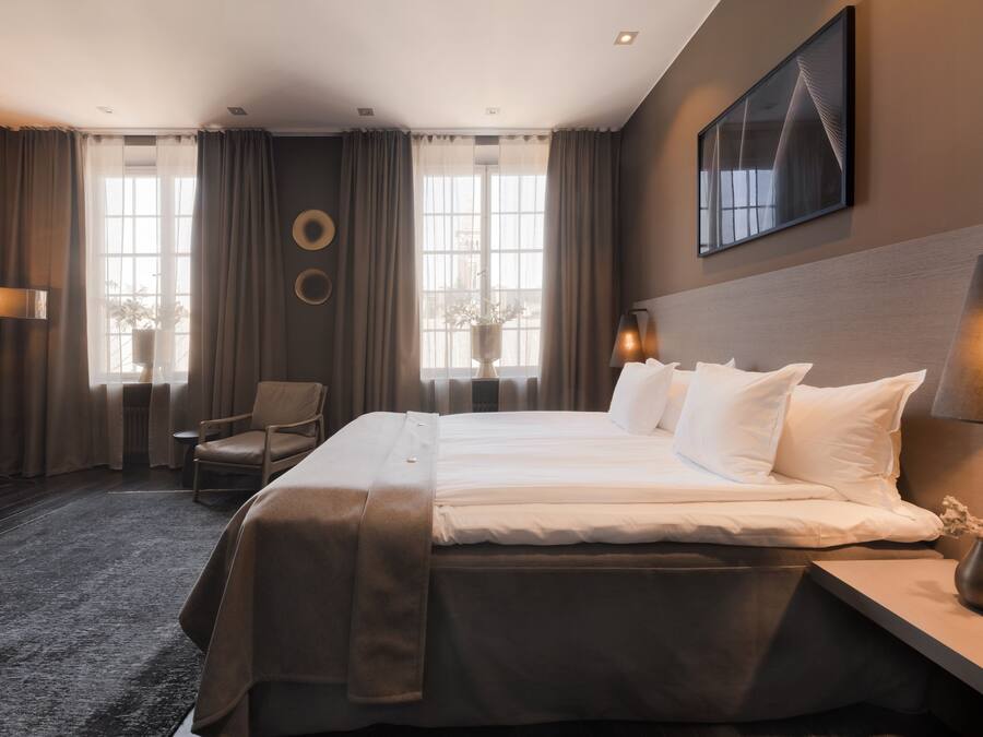 Deluxe Suite (SPA not included) | Een minibar, een kluis op de kamer, een bureau, een laptopwerkplek