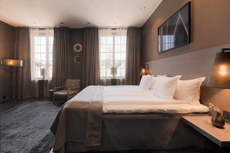 Junior Suite - room in main building or annex (SPA not included) | Minibar, Zimmersafe, Schreibtisch, laptopgeeigneter Arbeitsplatz. The Lamp Hotel Norrkoping
