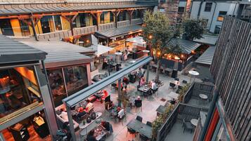 2 restaurants servant le petit déjeuner, spécialités Cuisine asiatique