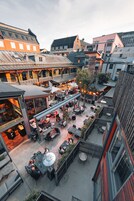 2 restaurantes; se sirve desayuno, almuerzo y cena; cocina asiática