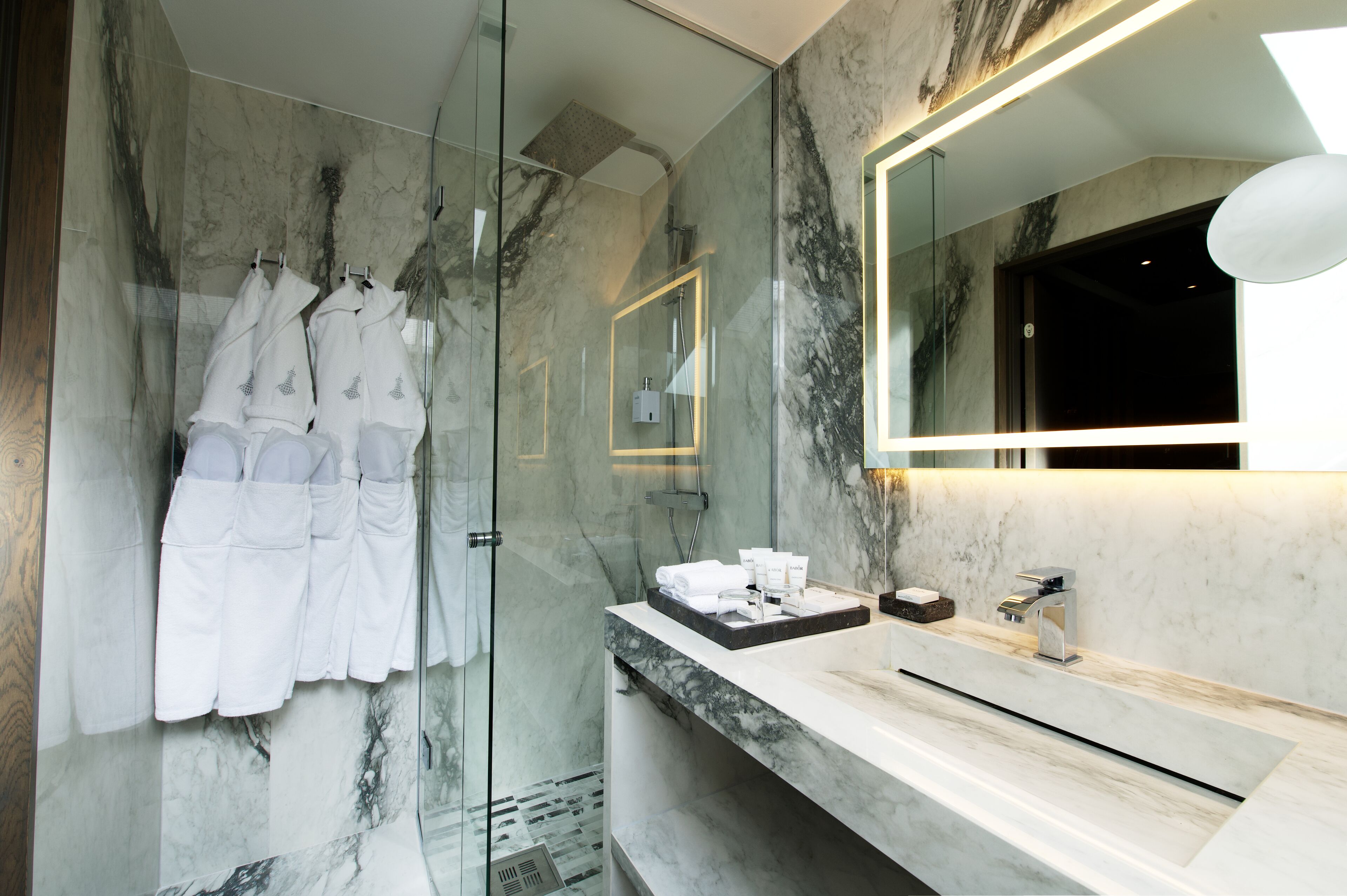 deluxe apartment (spa not included) | bathroom | free toiletries, hair dryer, bathrobes, slippers