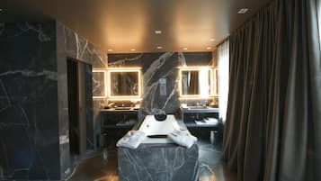 Grand-suite (SPA not included, age limit 25 years) | Badeværelse | Gratis toiletartikler, hårtørrer, badekåber, hjemmesko