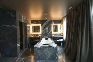 Grand Suite (SPA not included, age limit 25 years) | Bathroom | Free toiletries, hair dryer, bathrobes, slippers