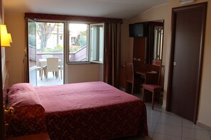 Cofres nos quartos, escrivaninha, cortinas blackout