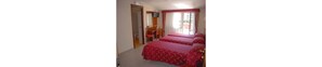Cofres nos quartos, escrivaninha, cortinas blackout