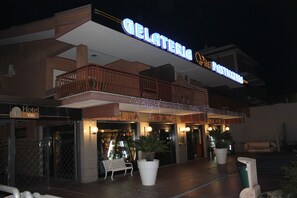 Front of property - evening/night - Hotel Vitti (Rome)