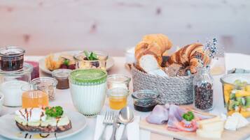 Desayuno con cruasanes, queso y diferentes acompañamientos.