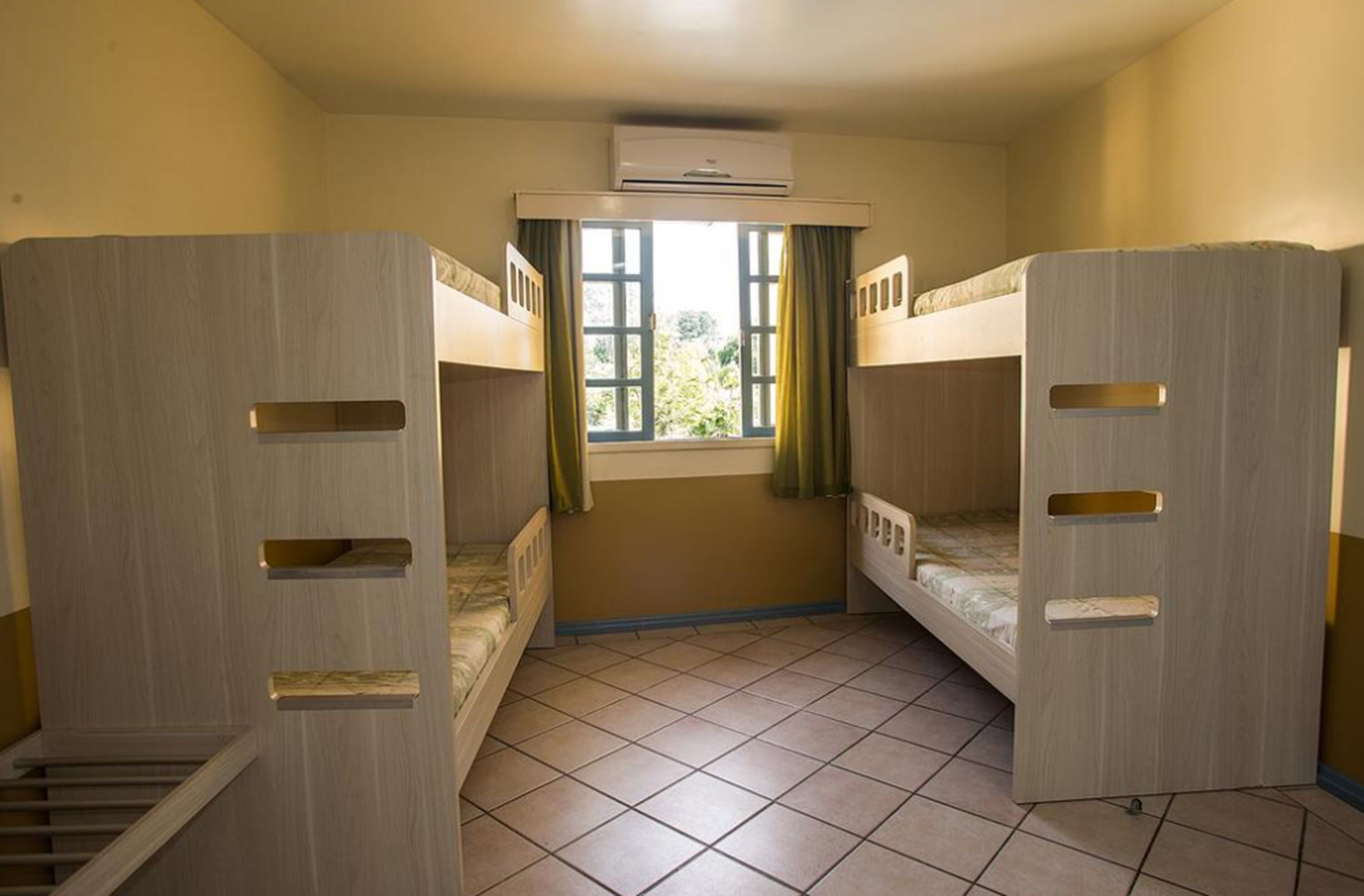 standard room (familia) | in-room safe, desk, free cots/infant beds, bed sheets