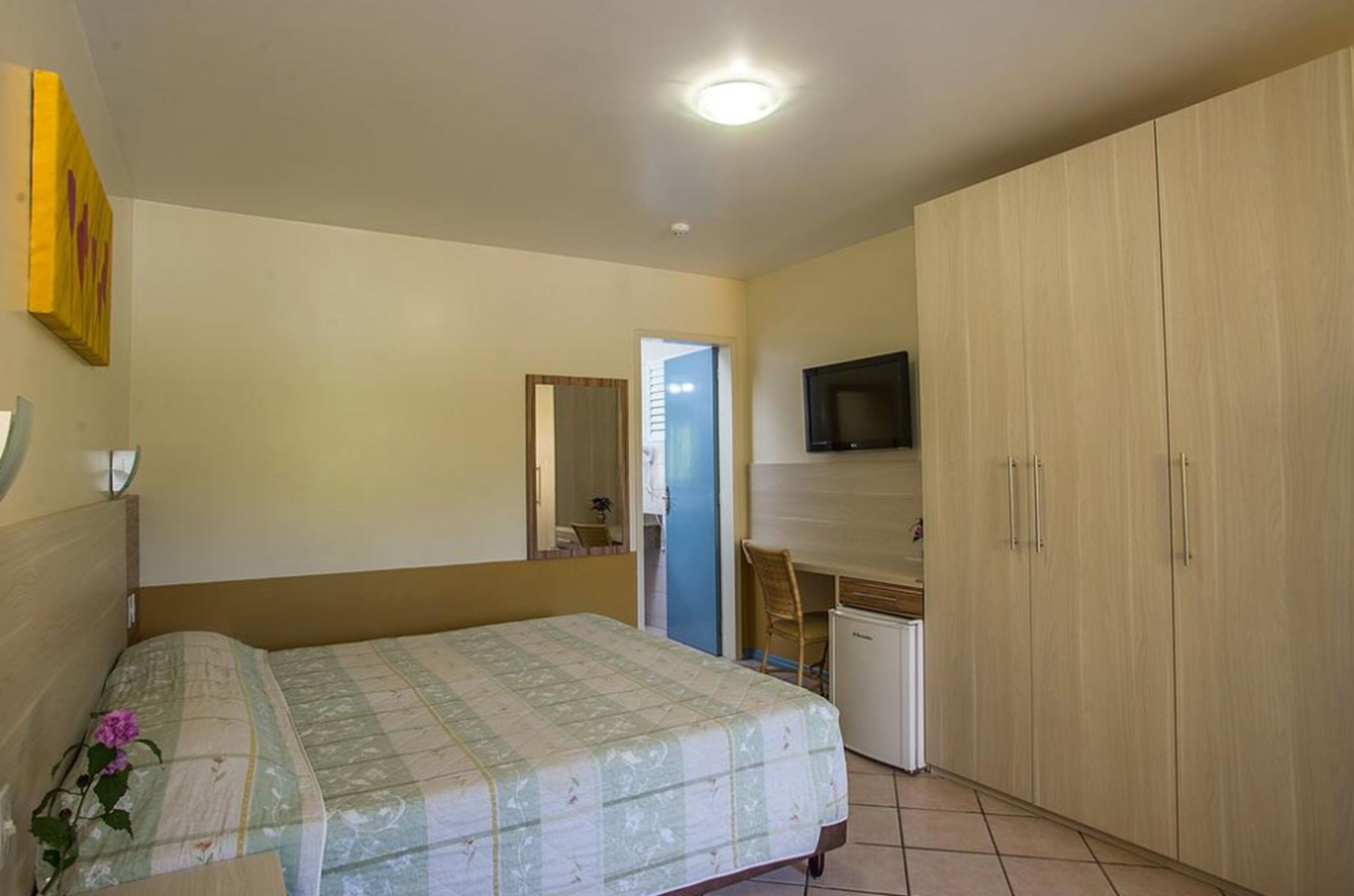 standard room (familia) | in-room safe, desk, free cots/infant beds, bed sheets