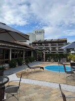 Piscina interna, 3 piscinas externas, guarda-sóis, espreguiçadeiras