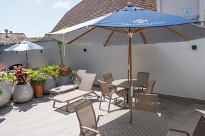 Televisión 24 pulgadas con canales de televisión digitales, futbolito