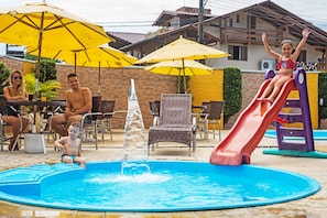 2 piscines extérieures, chaises longues