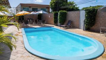 Una piscina techada, 3 piscinas al aire libre, sombrillas