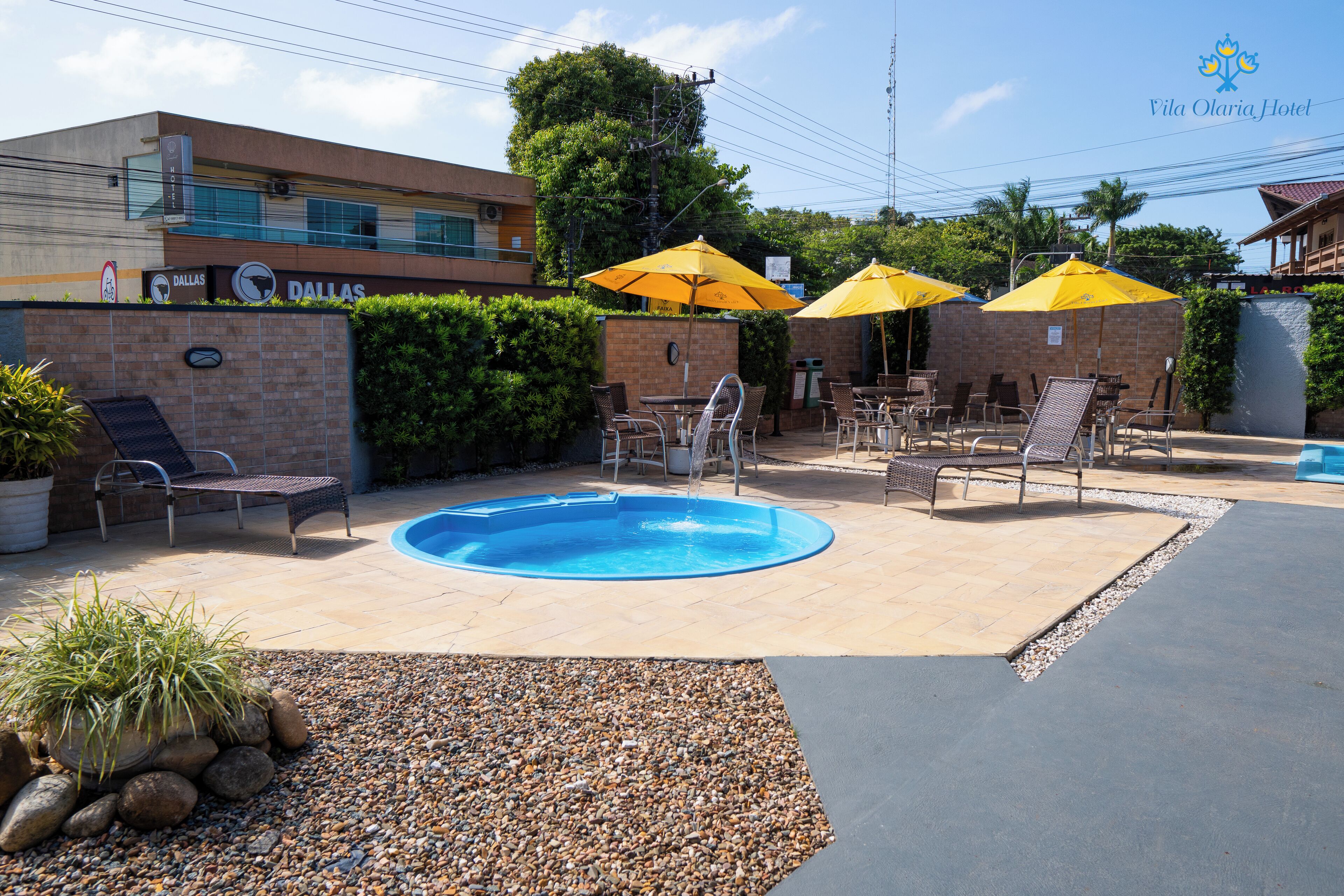 Innenpool, 3 Außenpools, Sonnenschirme, Liegestühle