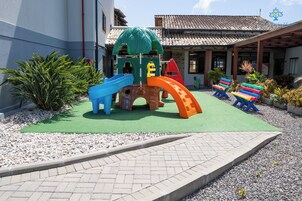 Área de juegos infantiles al aire libre