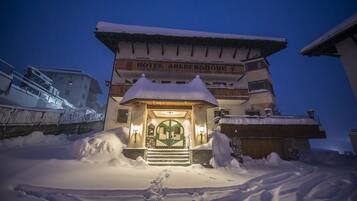 Fachada del alojamiento - Noche