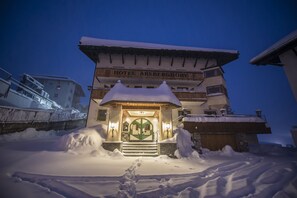 Vista frontal de la propiedad por la tarde o noche