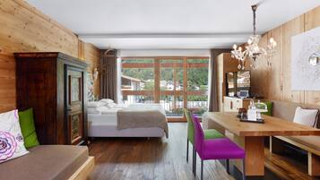 Deluxe-Suite, 2 Schlafzimmer, Balkon | Hochwertige Bettwaren, Daunenbettdecken, Pillowtop-Betten, Minibar