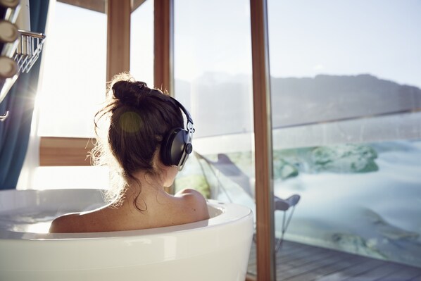 Loft, 1 Bedroom, Balcony (Sky 03 - 07) | Deep soaking bathtub - DasPosthotel – Boutique Hotel (Zell am Ziller)