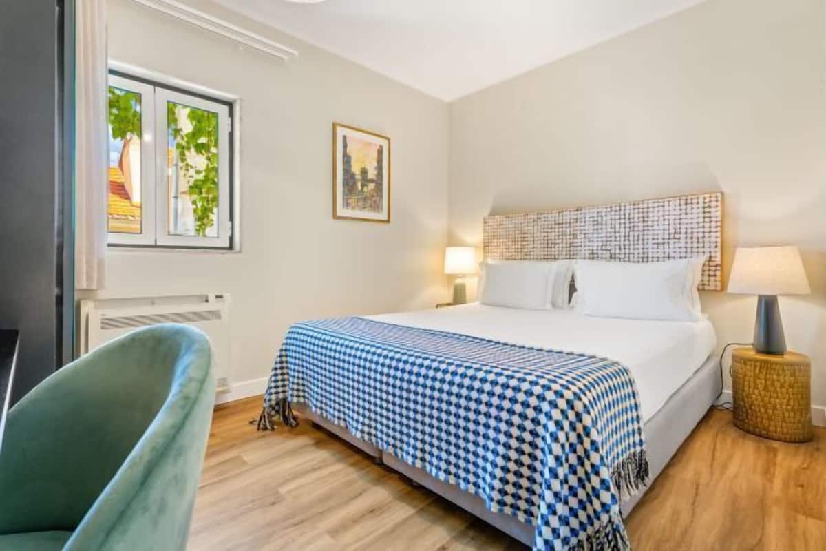 Hypo-allergenic bedding, minibar, in-room safe, individually furnished