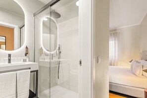 Kamar Quadruple Keluarga | Kamar mandi | Shower, pancuran hujan, pengering rambut, dan handuk