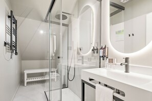 Habitación doble superior | Baño | Ducha, cabezal de ducha tipo lluvia, secador de pelo y toallas