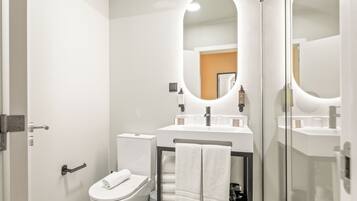 Family Quadruple Room | Bathroom | Shower, rainfall showerhead, hair dryer, towels