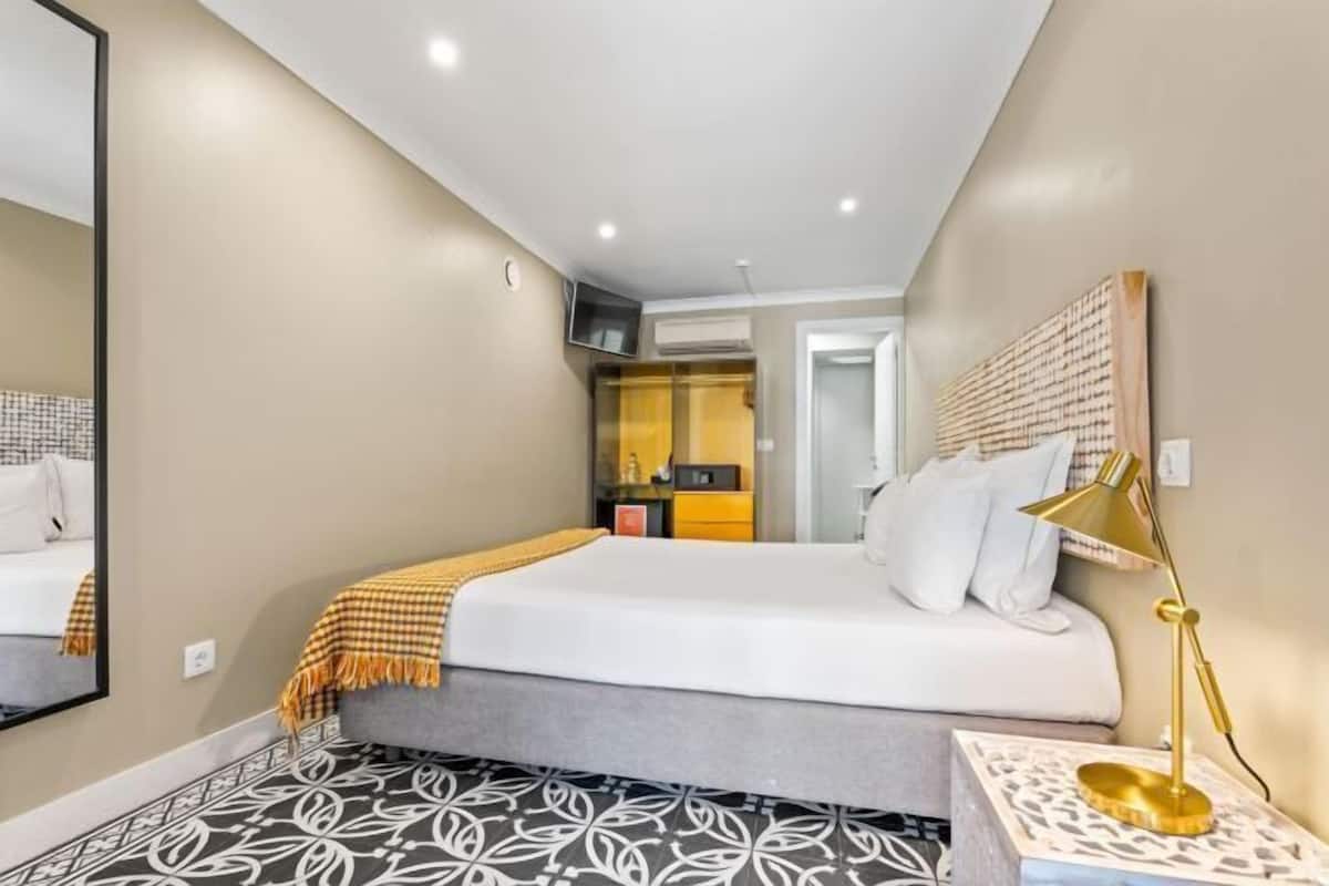 Hypo-allergenic bedding, minibar, in-room safe, individually furnished