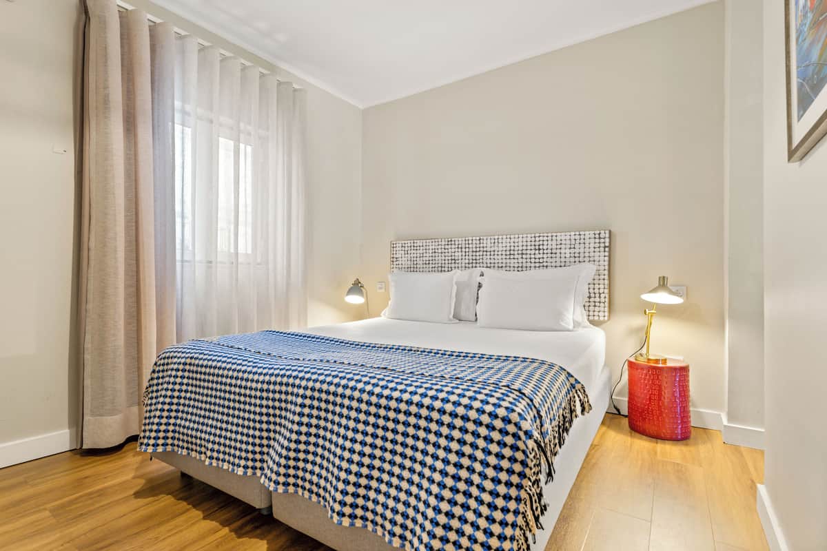 Hypo-allergenic bedding, minibar, in-room safe, individually furnished
