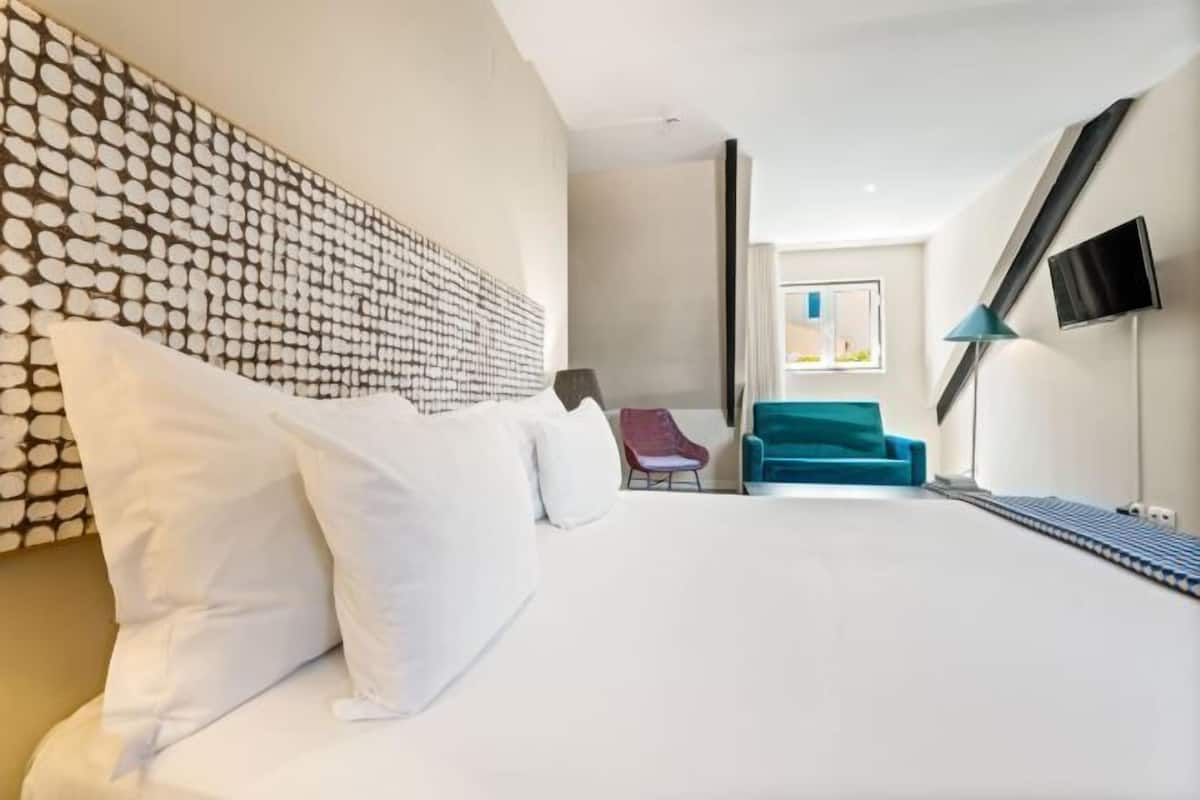 Hypo-allergenic bedding, minibar, in-room safe, individually furnished