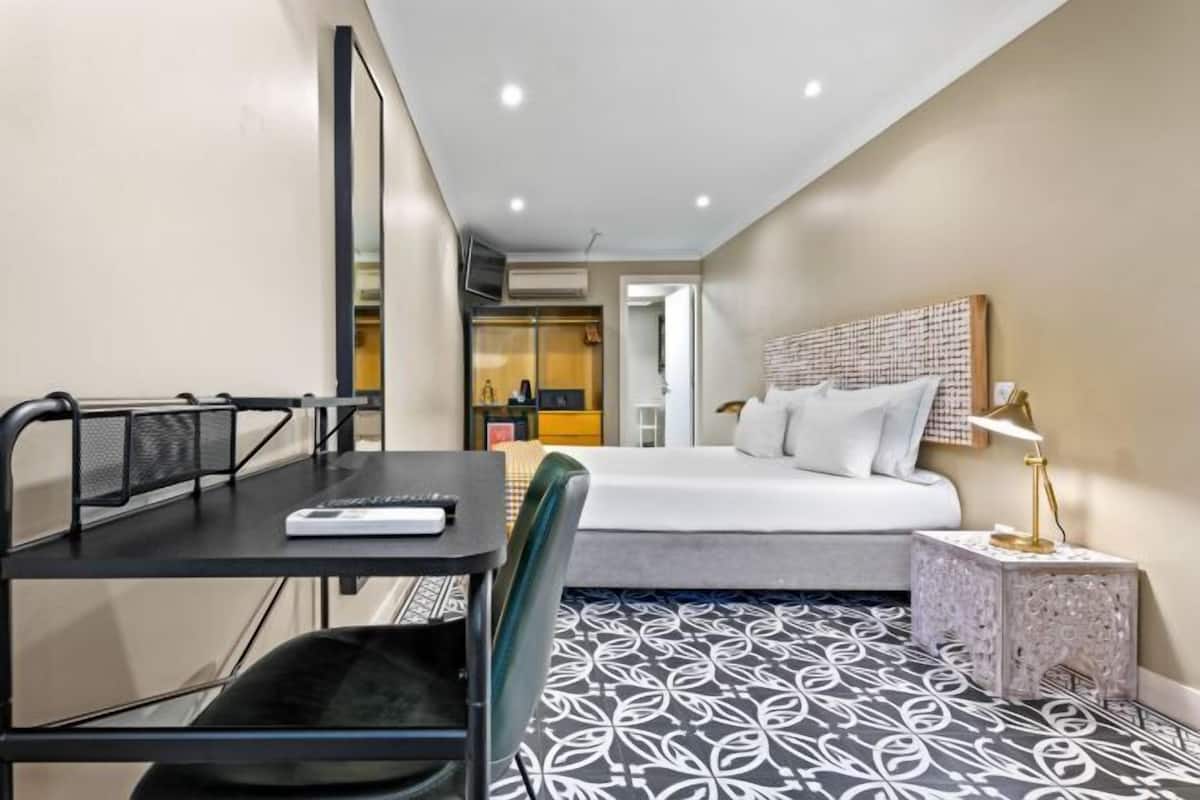 Hypo-allergenic bedding, minibar, in-room safe, individually furnished