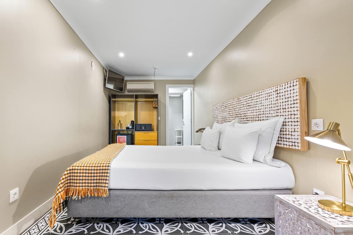 Hypo-allergenic bedding, minibar, in-room safe, individually furnished