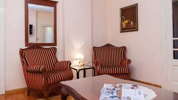 38 吋平面電視連數碼電視頻道、LCD 電視、DVD 播放機