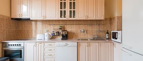 Lemari es besar, microwave, kompor, dan mesin pencuci piring