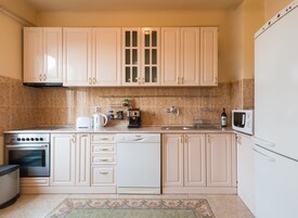 Refrigerador con freezer, microondas, placa de cocina, lavavajillas