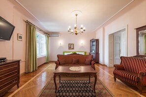 38-英寸纯平电视（配备数码频道）、液晶电视、DVD 播放器