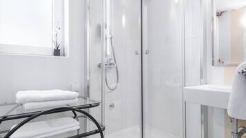 Shower, hydromassage showerhead, free toiletries, hair dryer