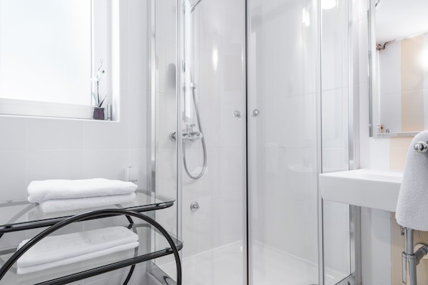 Chuveiro, ducha de hidromassagem, produtos de toalete grátis