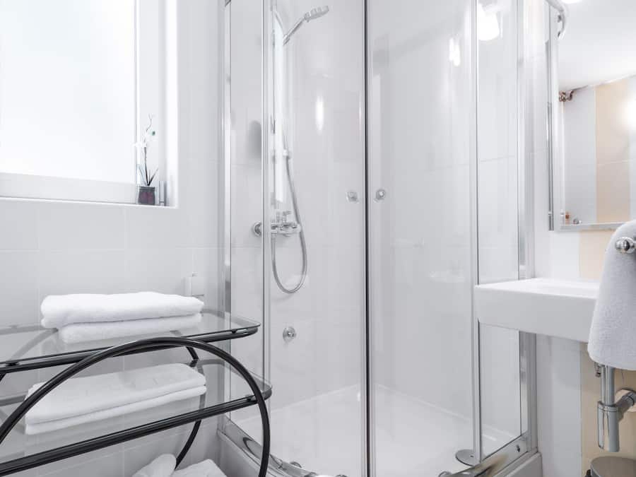 Chuveiro, ducha de hidromassagem, produtos de toalete grátis