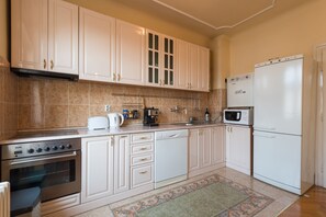 Een koelkast/vriezer, een magnetron, een kookplaat, een vaatwasser