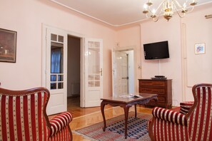 Een 38-inch flatscreentelevisie met digitale zenders