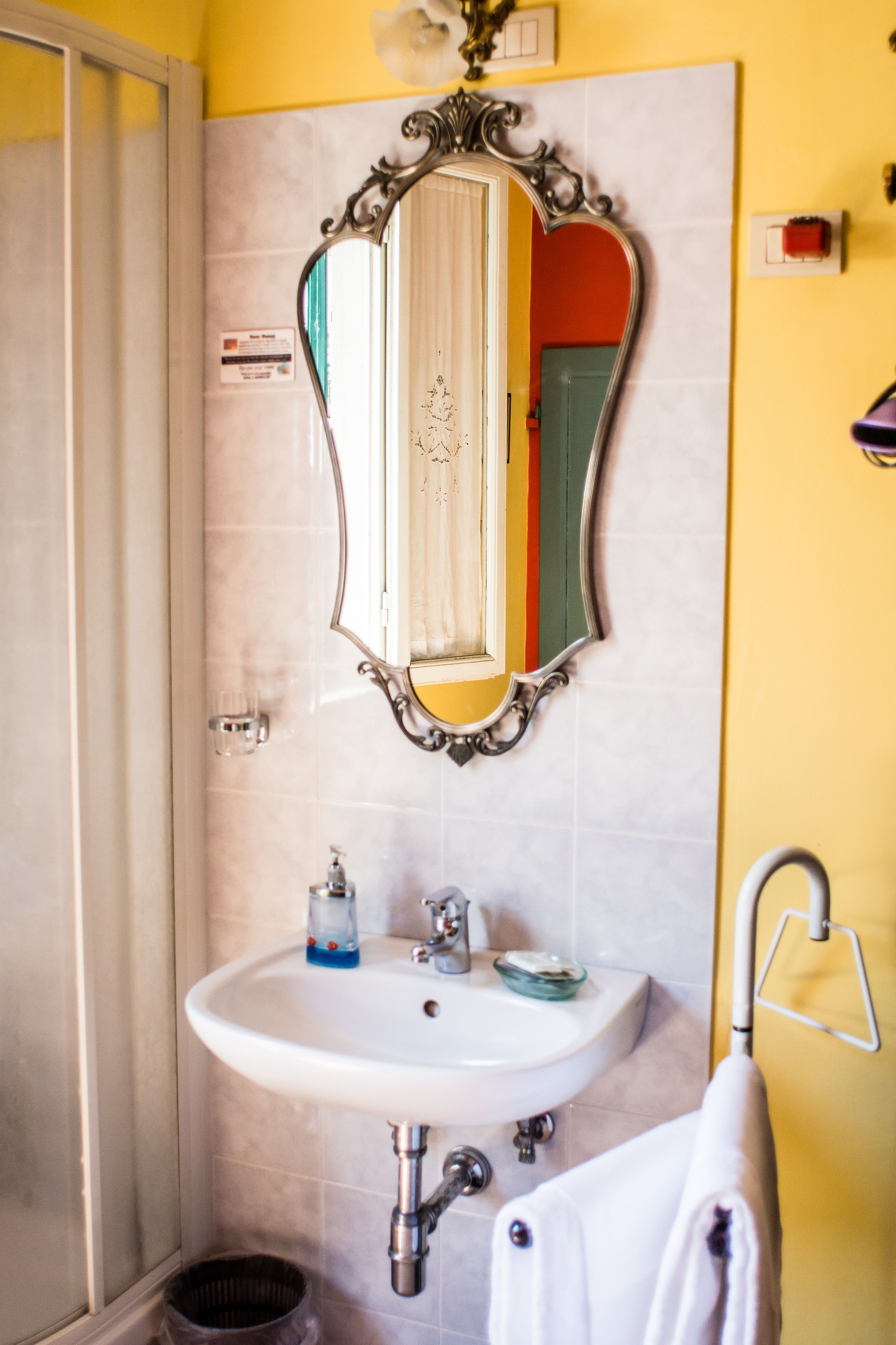 basic double with shower in room - shared wc | room amenity