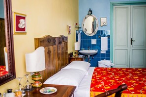 ベーシック ダブルルーム 共用バスルーム | 羽毛の掛け布団、客室ごとに異なる装飾、客室ごとに異なるインテリア、デスク