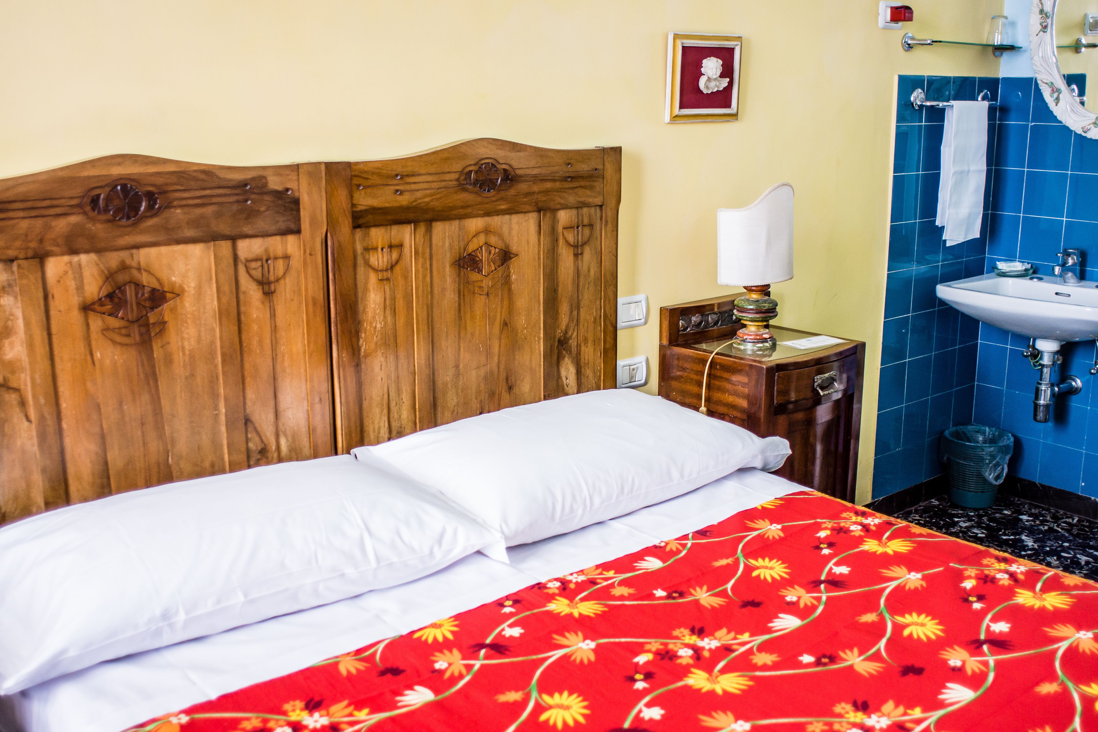 basic double room, shared bathroom | down duvets, individually decorated, individually furnished, desk