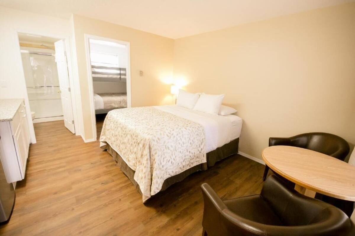 Deluxe Family Room - Main Floor - Not Pet Friendly | 起居區 | 40-吋平面電視、有線頻道、電視