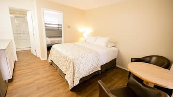 Deluxe Family Room - Main Floor - Not Pet Friendly | Nappalirész | Síkképernyős tévé