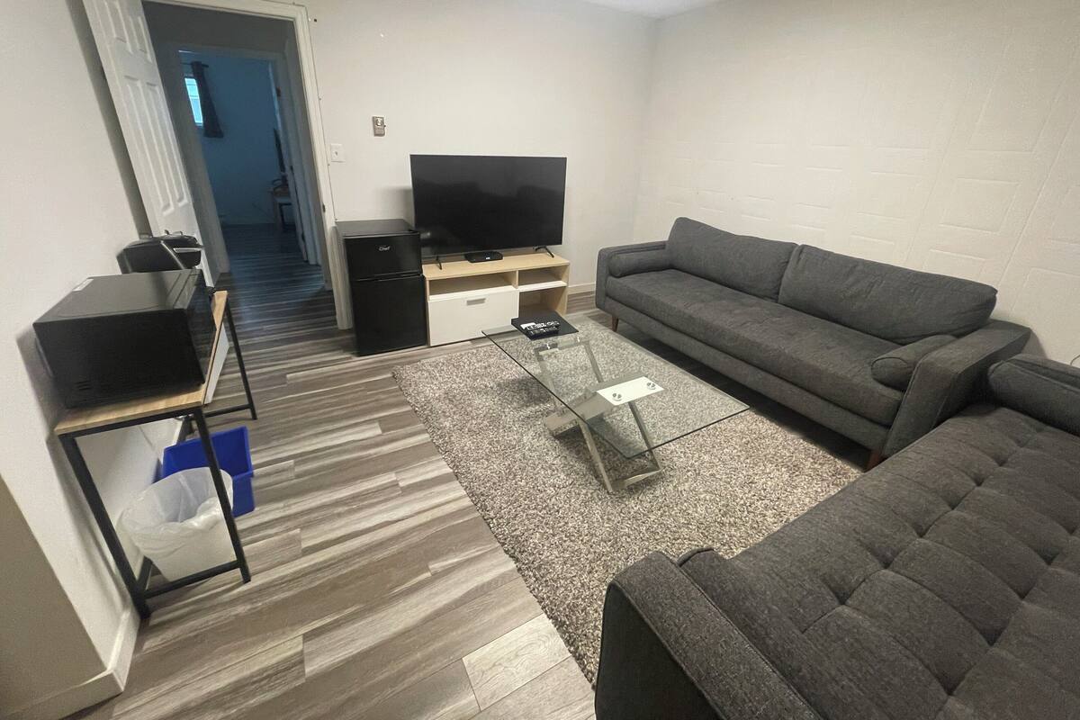 經濟套房, 2 間臥室, 非吸煙房 (Upper Floor, No Pets Allowed) | 客廳 | 40-吋平面電視、有線頻道、電視