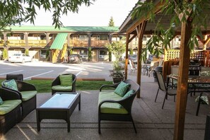 BBQ/picnic area - Crystal Springs Lodge (Radium Hot Springs)