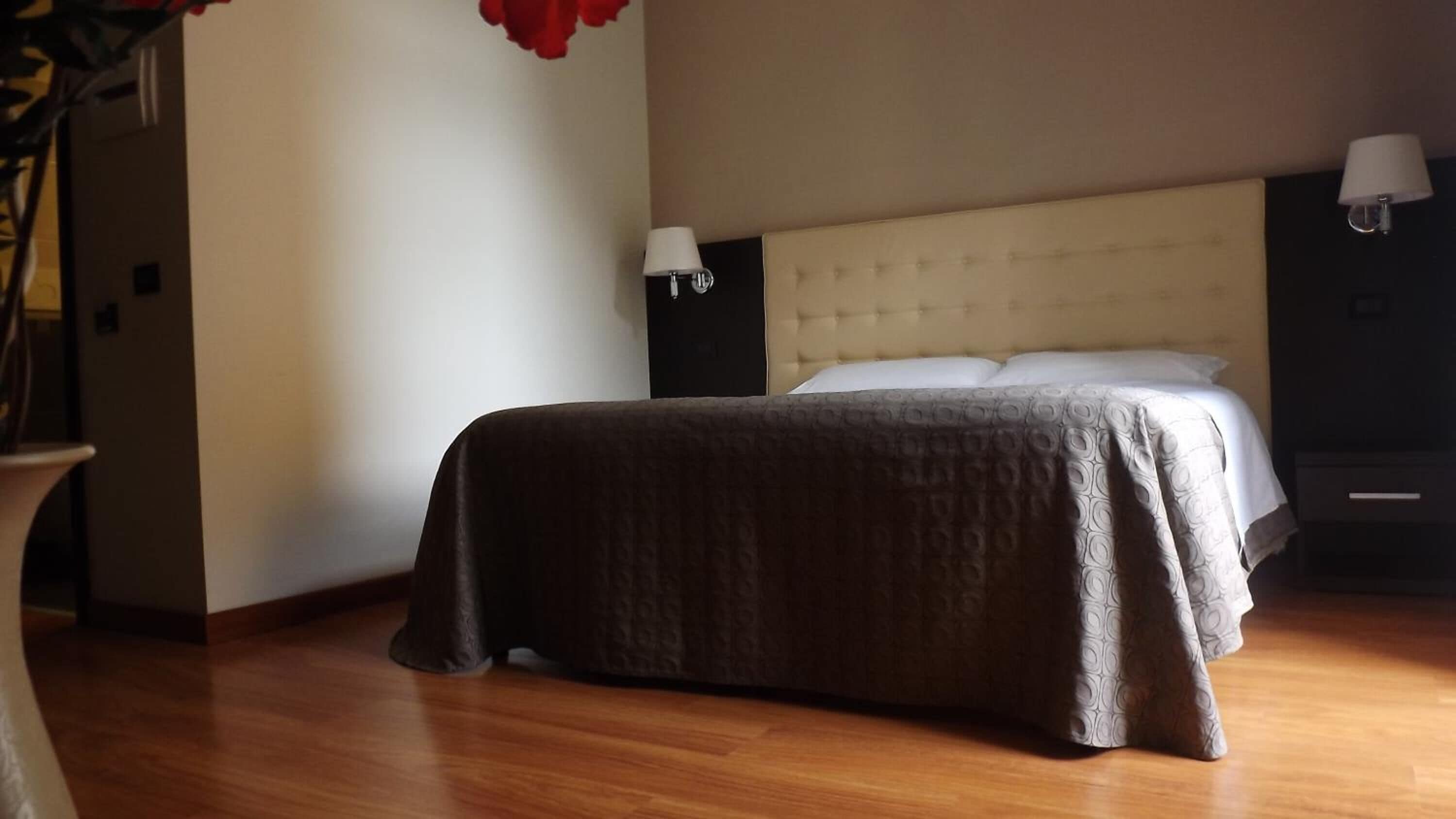 desk, iron/ironing board, free wifi