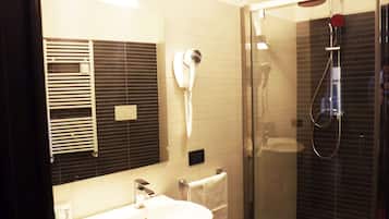 Douche, douche à « effet pluie », sÚche-cheveux, serviettes fournies